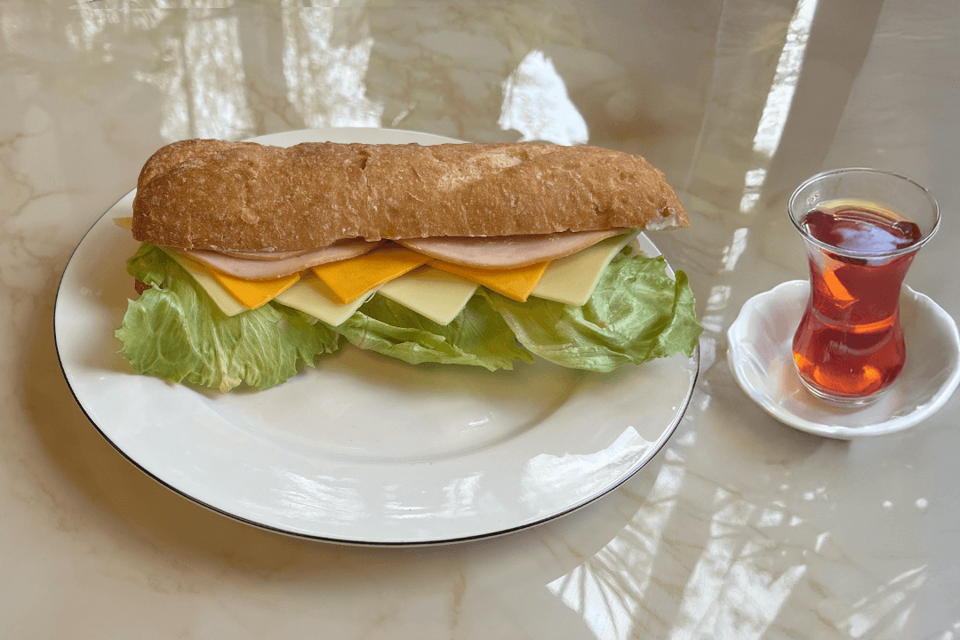 Hindi Füme Sandviç + Çay